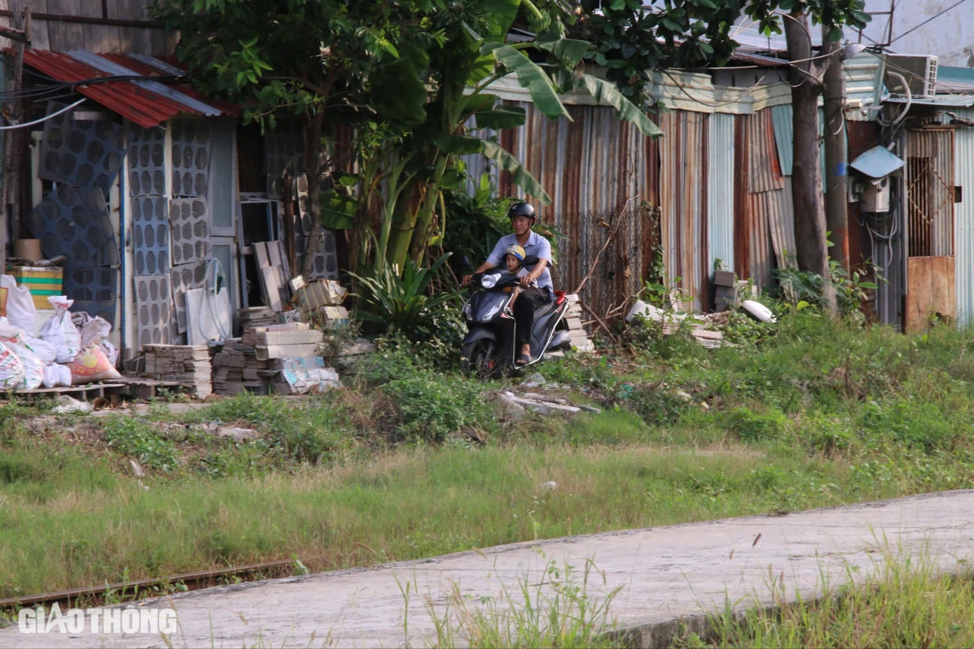 Ở hai bên có hai đường nhỏ, người dân di chuyển qua lại. Nhà cửa xung quanh ga Bình Triệu hầu hết tạm bợ, chắp vá, chất đầy đồ đạc. Theo UBND TP Thủ Đức, dự án ga Bình Triệu "treo" nhiều năm đã ảnh hưởng đến quyền lợi của hơn 3.200 hộ gia đình, với hơn 15.000 nhân khẩu.