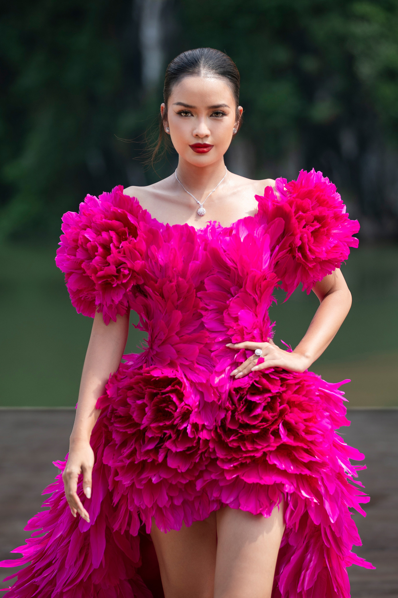 Bùi Xuân Hạnh và Ngọc Châu trình diễn những thiết kế tạo hình 3D cầu kỳ.