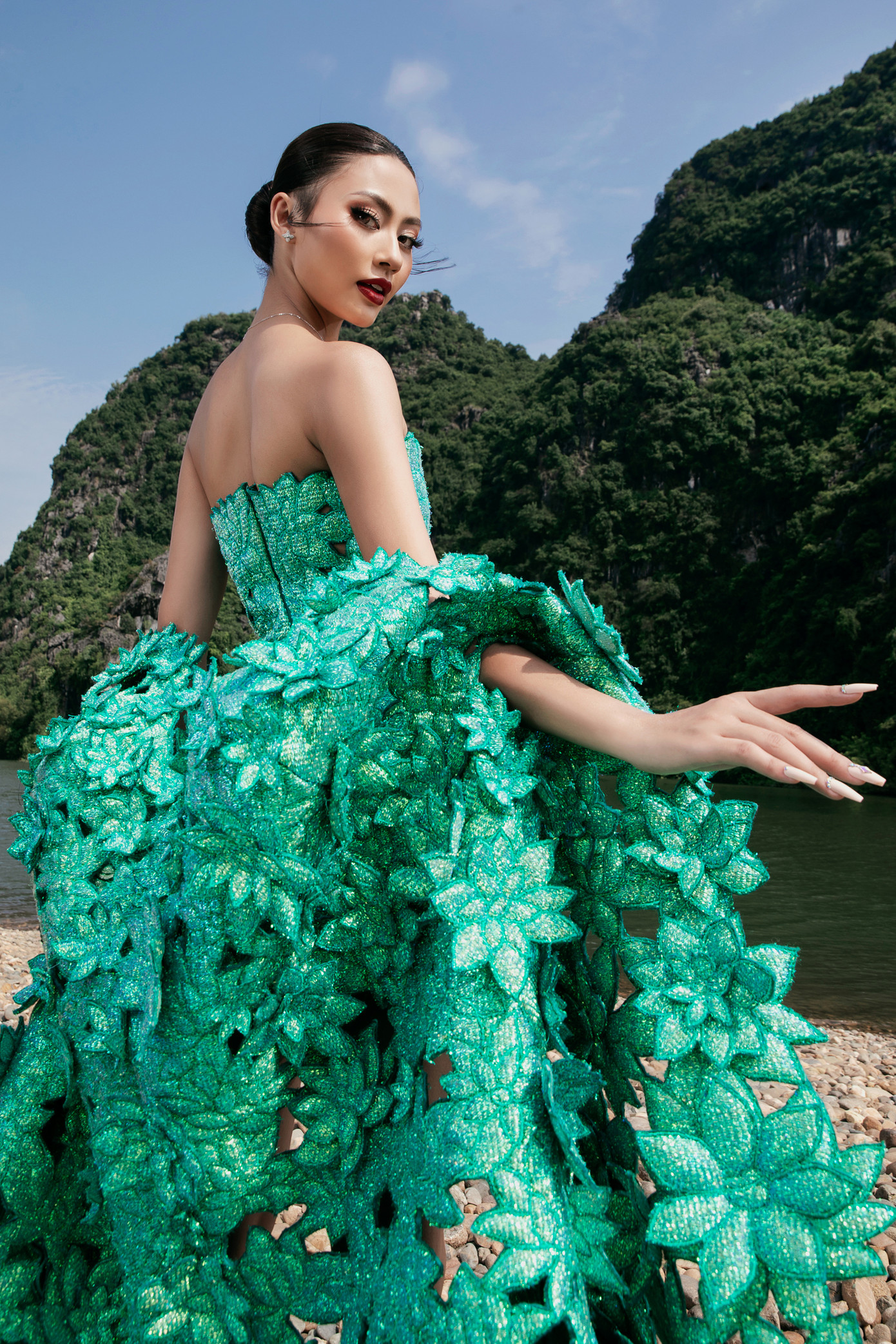 Bùi Xuân Hạnh và Ngọc Châu trình diễn những thiết kế tạo hình 3D cầu kỳ.