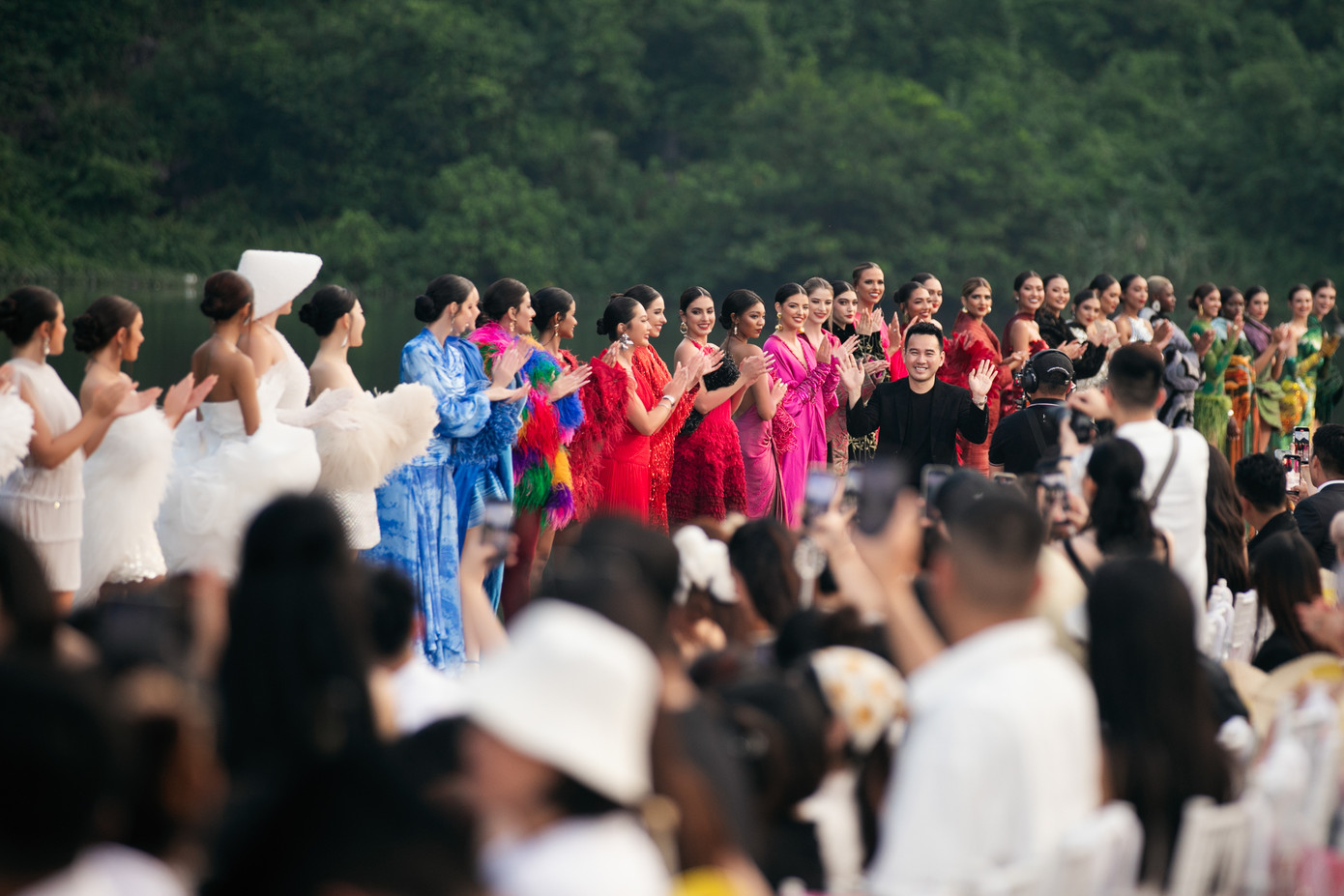 Sau Ninh Bình, các thí sinh sẽ di chuyển về Đà Lạt, TPHCM. Đêm chung kết Miss Cosmo 2024 diễn ra ngày 5/10 tại TPHCM. Hiện còn 3 thí sinh vẫn đang trên đường tới Việt Nam để kịp tham dự các hoạt động còn lại của cuộc thi.