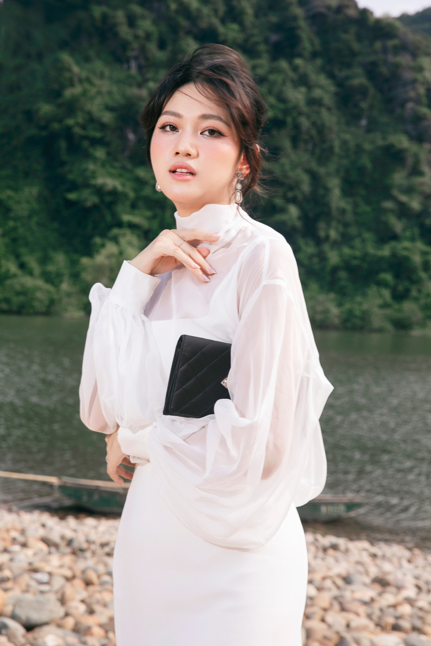 Bên cạnh đó, Thanh Tú chăm chỉ hoạt động từ thiện, xã hội. Sau cơn bão số 3 Yagi, Thanh Tú đồng hành cùng báo Tiền Phong trong các hoạt động cứu trợ, cung cấp nhu yếu phẩm cho người dân vùng cao.