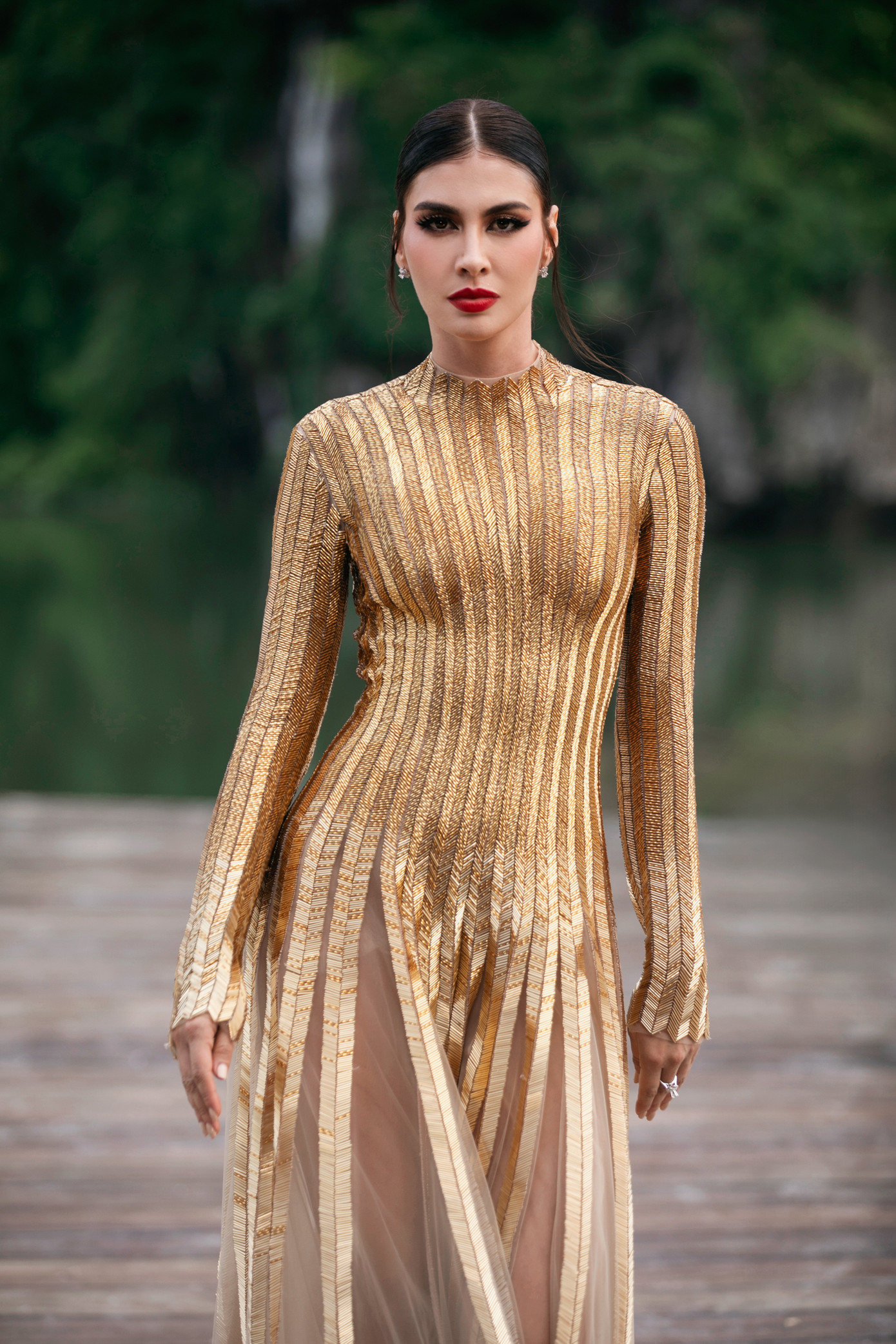 Đại diện Colombia - María Alejandra Salazar Rojas trình diễn thiết kế tông màu vàng gold sang trọng, quyến rũ. Cô là ứng viên nặng ký của khu vực châu Mỹ.