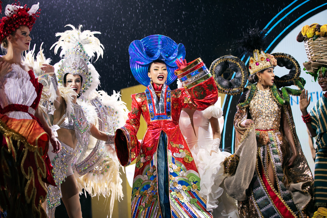 Bùi Xuân Hạnh trình diễn trang phục dân tộc mang tên Tý Hỷ.