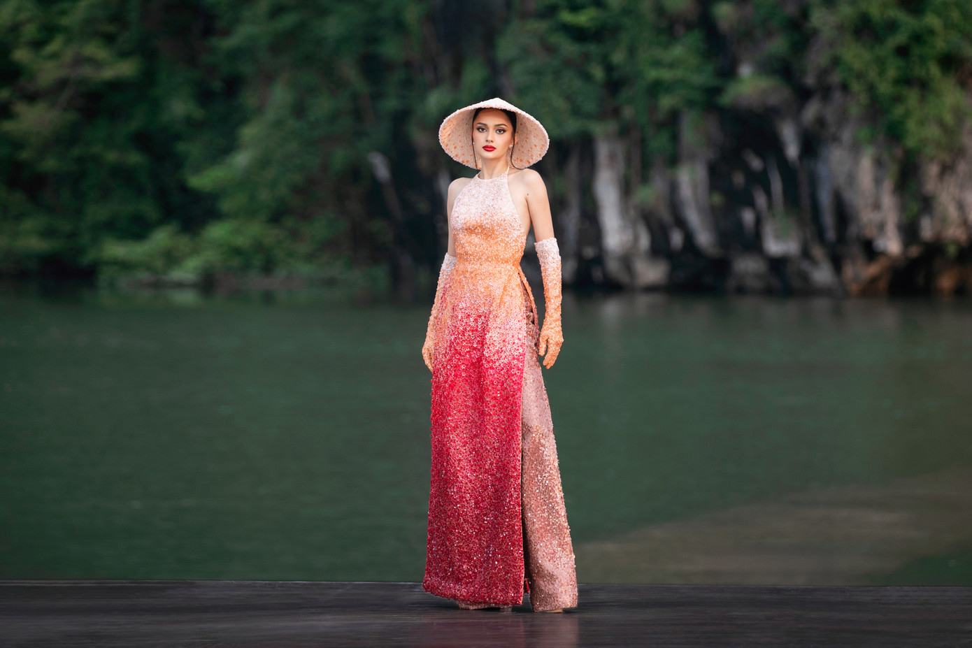 Maria Ahtisa Manalo đang được xem là ứng viên sáng giá nhất mùa giải năm nay. Cô có kinh nghiệm thi sắc đẹp ấn tượng, từng giành giải Á hậu 1 ở Miss International 2018. Hồi tháng 5, cô tham dự Hoa hậu Hoàn vũ Philippines và giành giải Á hậu 2. Ahtisa Manalo sinh năm 1997, cao 1,73 m, có thân hình quyến rũ. Cô tốt nghiệp chuyên ngành kế toán và đã theo đuổi lĩnh vực này nhiều năm nay.