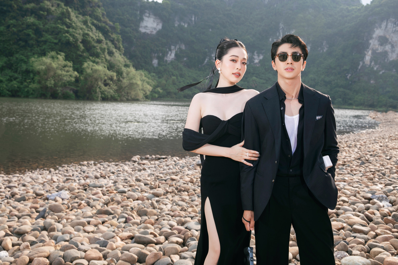 Á hậu Việt Nam 2018 Bùi Phương Nga sánh vai chồng - diễn viên Bình An. Cả hai cùng diện tông đen sang trọng.