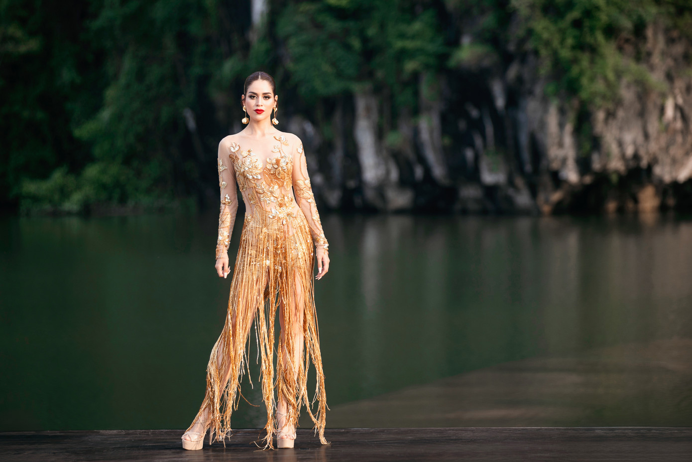 Sàn catwalk độc đáo của cuộc thi nhận được nhiều lời khen ngợi từ khán giả trên livestream. Miss Cosmo 2024 diễn ra trong khoảng hơn 20 ngày tại Việt Nam, bắt đầu từ 10/9-5/10 với nhiều hoạt động diễn ra từ Bắc vào Nam.