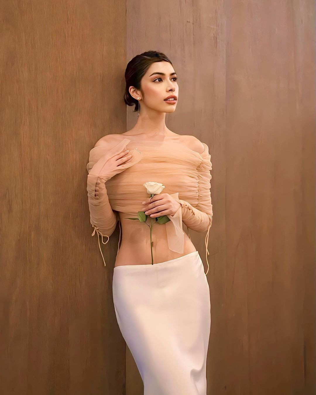 Clara Shafira đăng quang Hoa hậu Hoàn vũ Indonesia 2024 trong bối cảnh cuộc thi chìm trong loạt scandal mới. Đơn vị nắm bản quyền mới bị chỉ trích khi thảo lại các điều khoản hợp đồng, yêu cầu tân hoa hậu phải ký hợp đồng trong 5 năm. Ban tổ chức còn bắt tân hoa hậu phải trở thành đại sứ của một hộp đêm ở Indonesia.