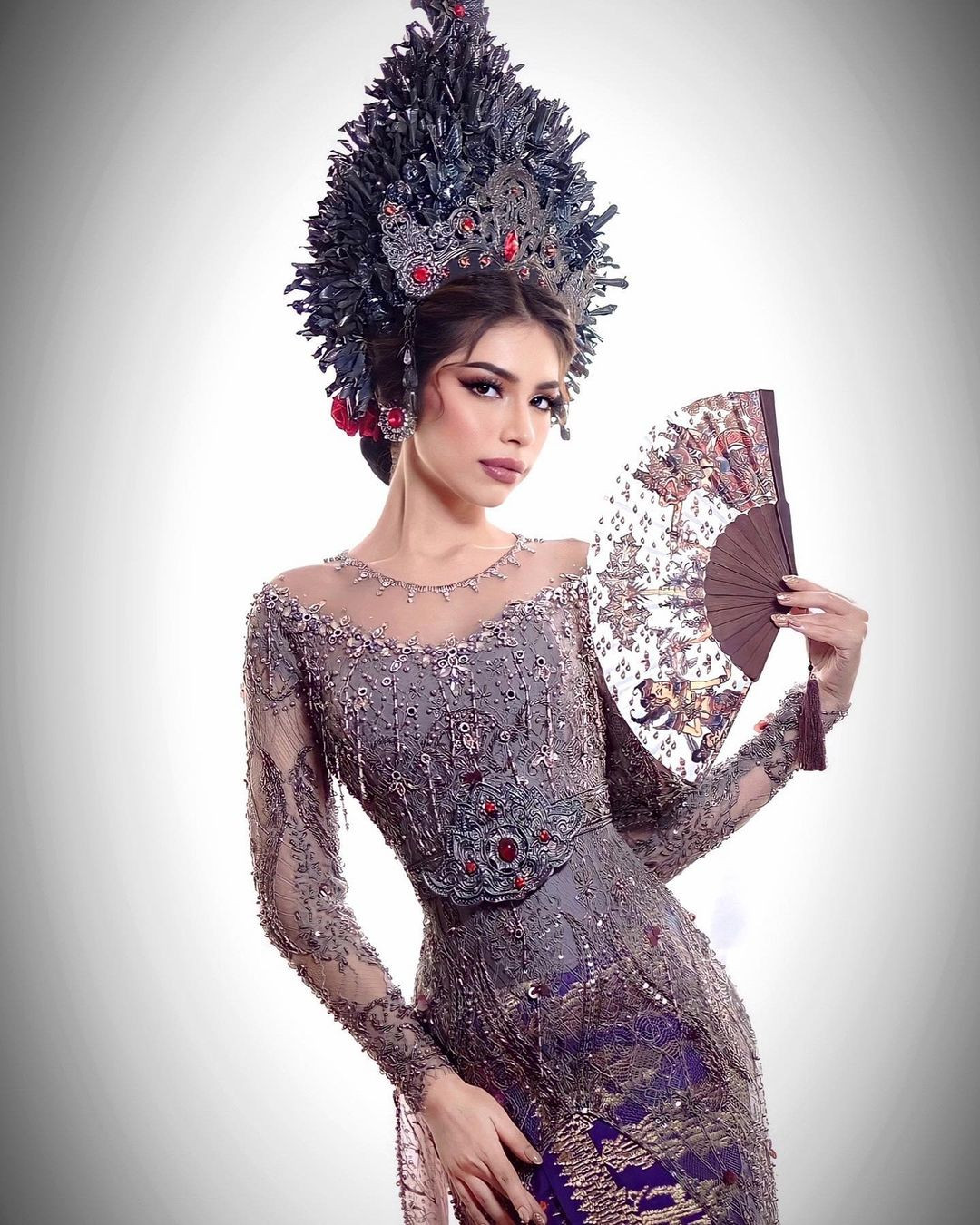 Clara Shafira được đánh giá có học vấn ấn tượng, kỹ năng ứng xử thông minh. Trong đêm chung kết Hoa hậu Hoàn vũ Indonesia 2024, cô gây chú ý với câu trả lời về vai trò của mạng xã hội trong đời sống hiện đại.