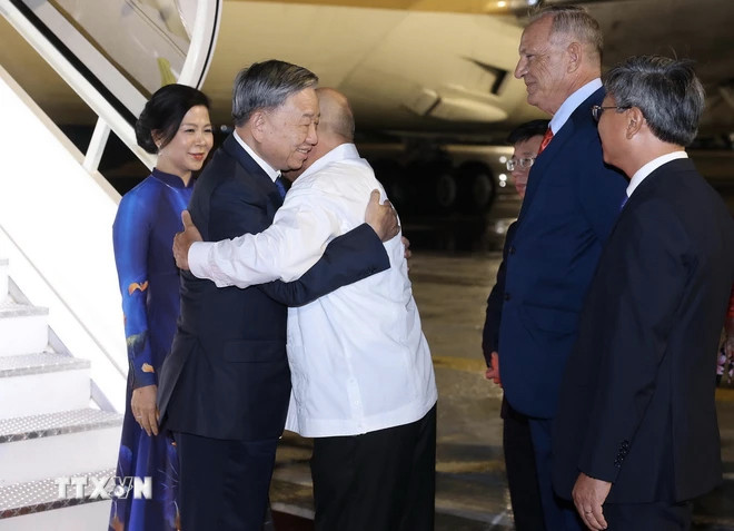 Ủy viên Bộ Chính trị, Thường trực Ban Bí thư Đảng Cộng sản Cuba Roberto Morales Ojeda đón Tổng Bí thư, Chủ tịch nước Tô Lâm và Phu nhân tại Sân bay Quốc tế José Martí, thủ đô La Habana. (Ảnh: Lâm Khánh/TTXVN) Ủy viên Bộ Chính trị, Thường trực Ban Bí thư Đảng Cộng sản Cuba Roberto Morales Ojeda đón Tổng Bí thư, Chủ tịch nước Tô Lâm và Phu nhân tại Sân bay Quốc tế José Martí, thủ đô La Habana. (Ảnh: Lâm Khánh/TTXVN)
