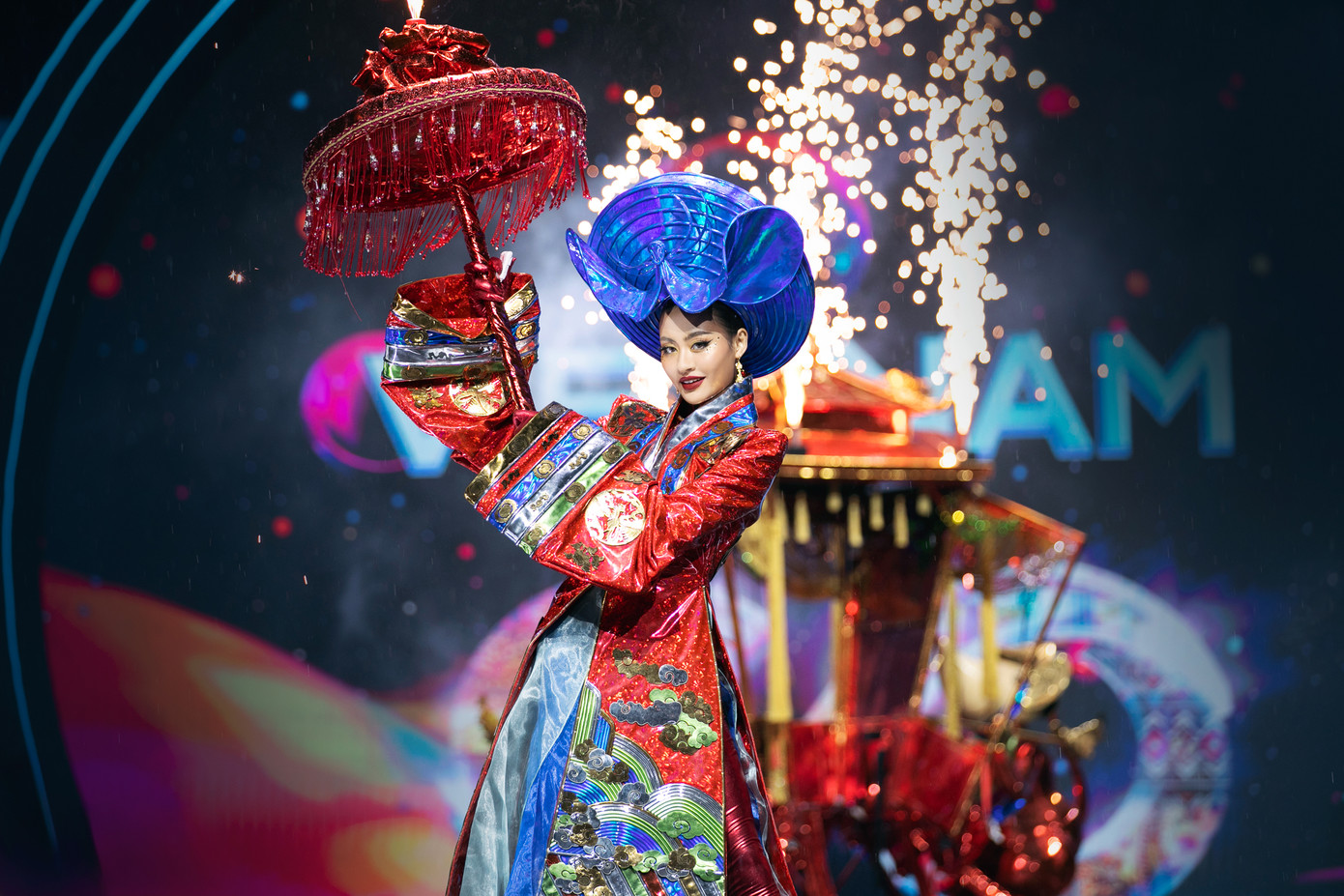 Bùi Xuân Hạnh trình diễn trang phục dân tộc mang tên Tý Hỷ.