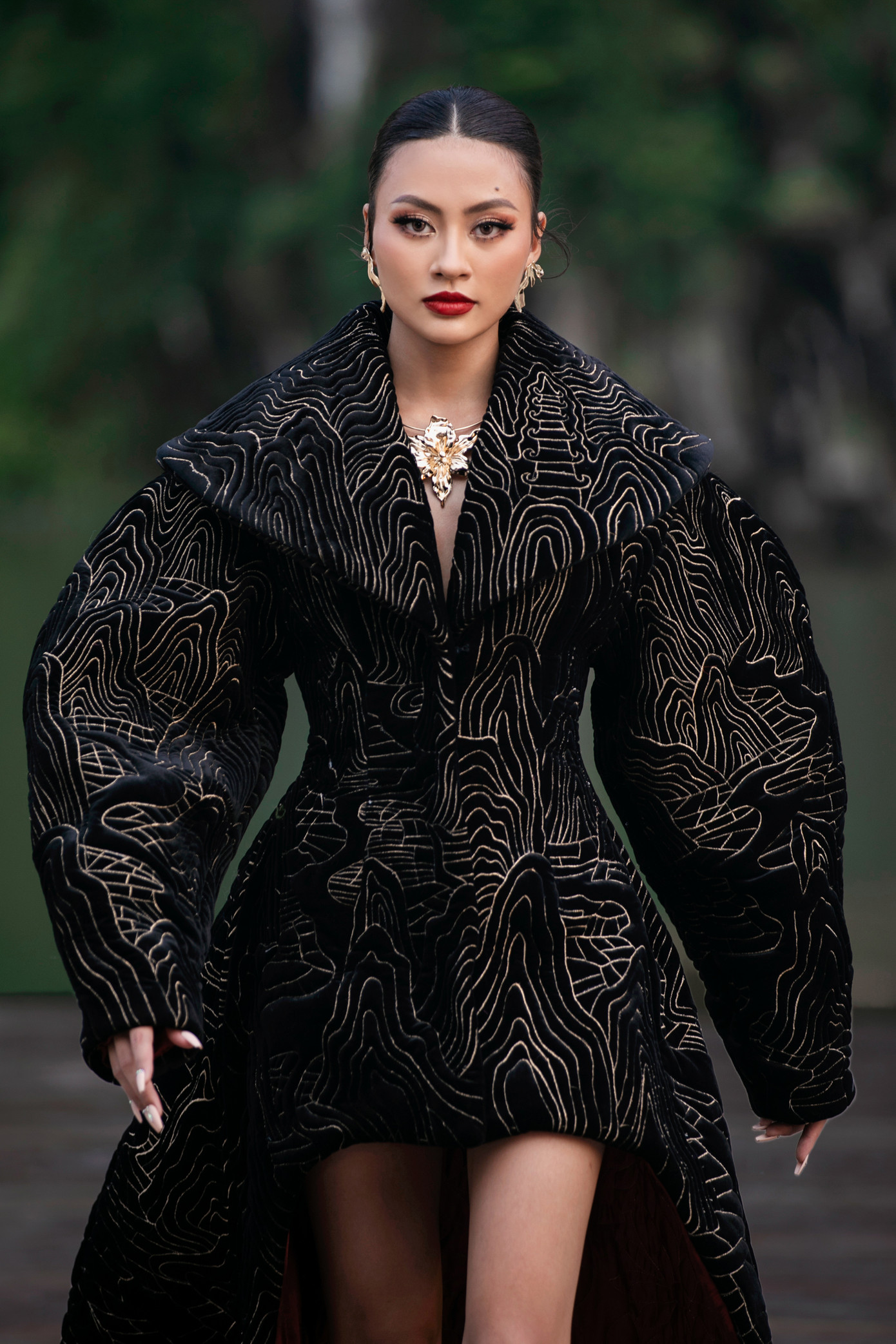 Đại diện Việt Nam - Bùi Xuân Hạnh trình diễn mẫu áo choàng hoạ tiết có kiểu dáng phồng độc đáo.