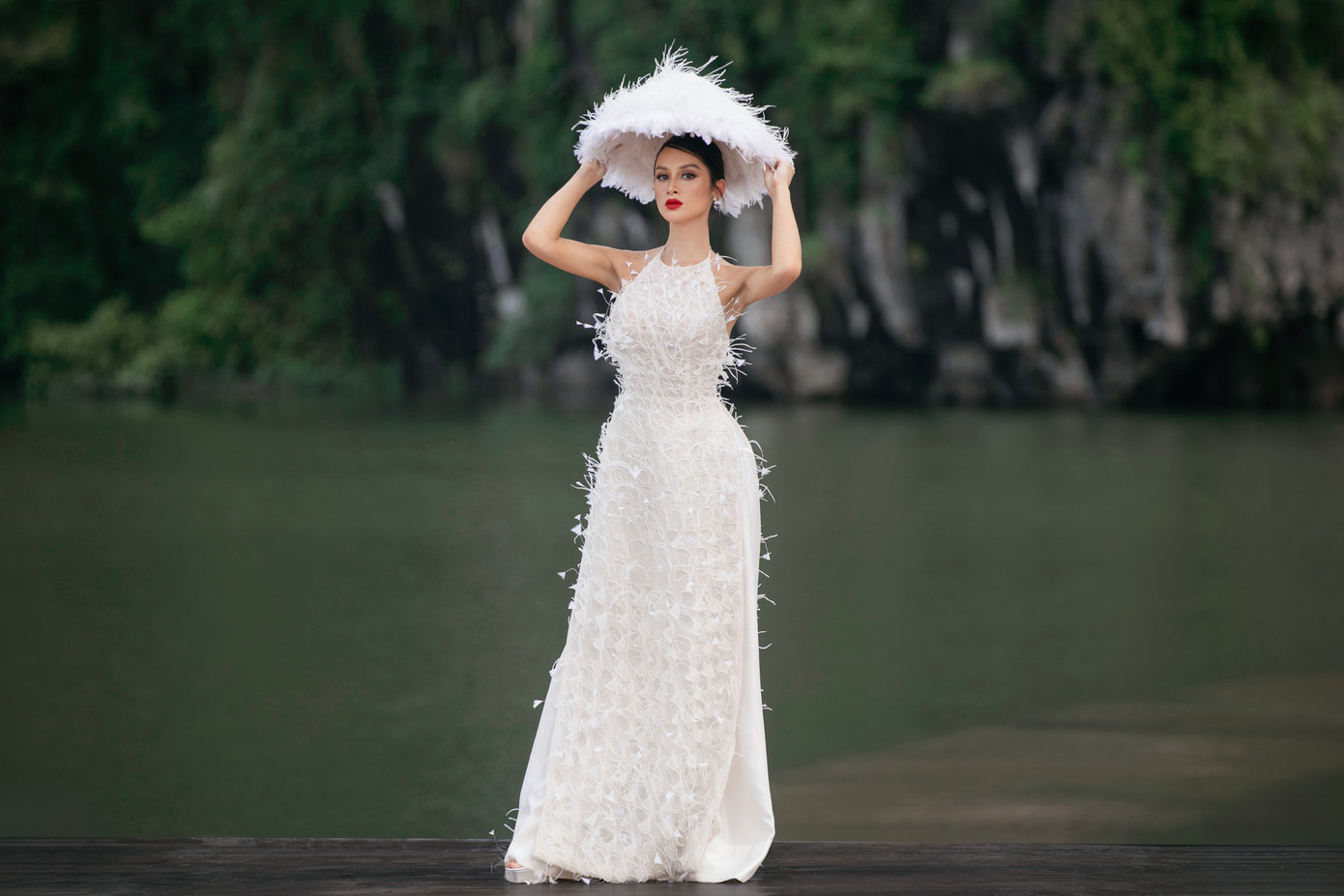 Các thí sinh quốc tế trình diễn những mẫu áo dài cách điệu đẹp mắt.