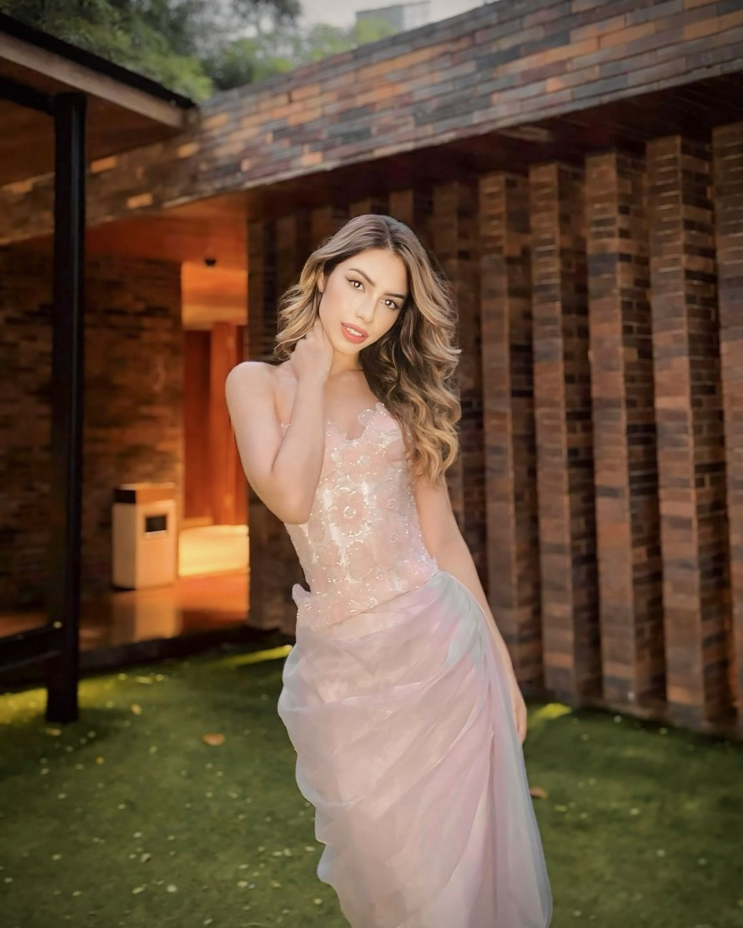 Cô gây ấn tượng với phong cách thời trang ngọt ngào, sang trọng.