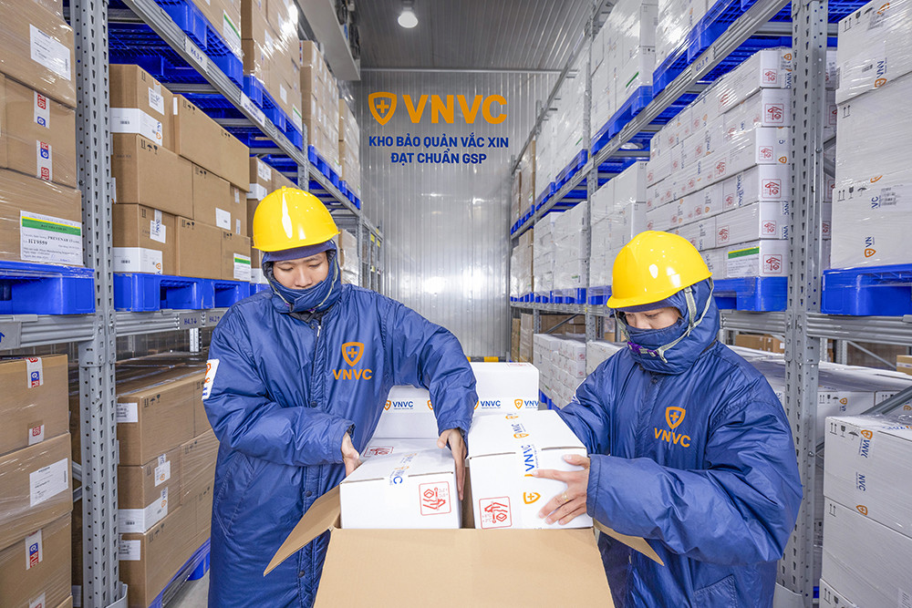 Xe vận chuyển lăn bánh đưa vắc xin sốt xuất huyết đến mọi miền tổ quốc. Ảnh: VNVC