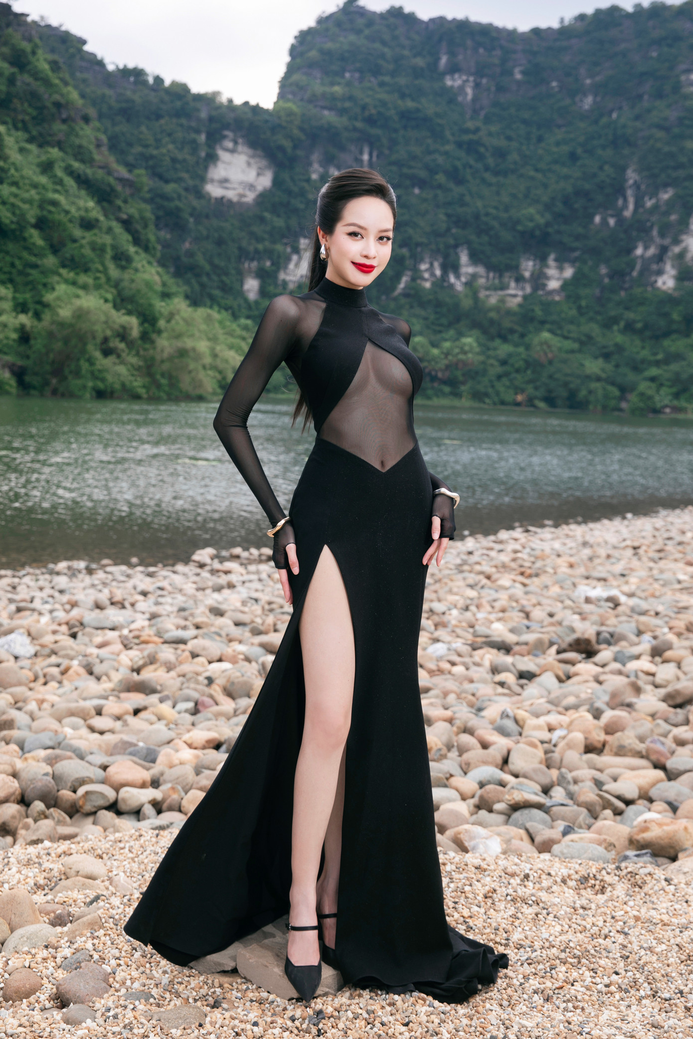 Chiều 20/9, Hoa hậu Thanh Thủy tham dự show thời trang được tổ chức ở Ninh Bình. Người đẹp diện đầm cut-out quyến rũ, khoe sắc vóc giữa khung cảnh sông nước. Thiết kế đầm kiểu cổ yếm với điểm nhấn là chi tiết cut-out giúp người đẹp Đà Nẵng khoe vòng eo thon.