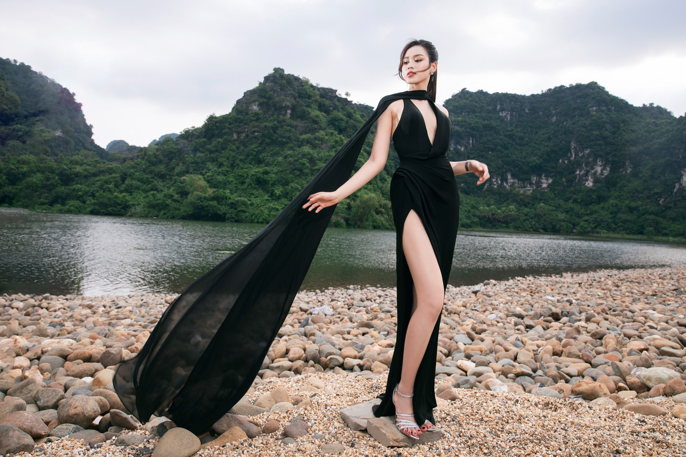 Hoa hậu Đỗ Thị Hà cũng chọn tông màu đen khi tham gia sự kiện. Cô khoe khéo đôi chân dài 1,1 m. Hoa hậu Việt Nam 2020 nhận nhiều lời khen ngợi từ các khách mời.