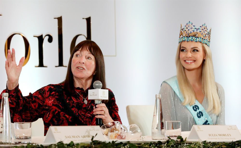 Bà Julia Morley - Chủ tịch Miss World và đương kim Hoa hậu Thế giới Krystyna Pyszková.