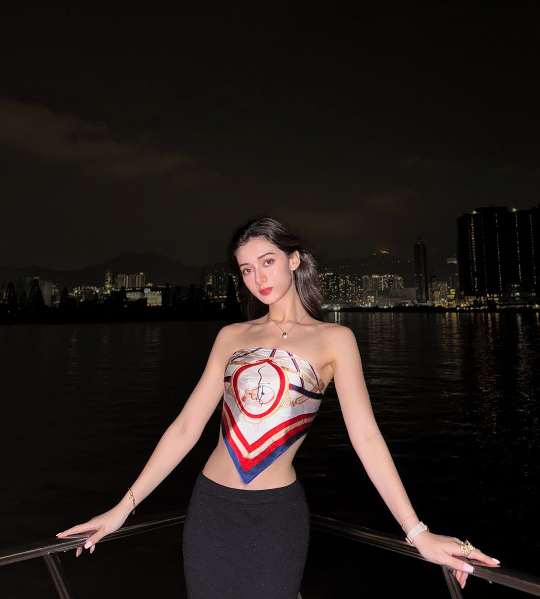 Joanne Rhodes năm nay 24 tuổi, là người mẫu có nhan sắc ngọt ngào, yêu kiều, đôi mắt to tròn cuốn hút.