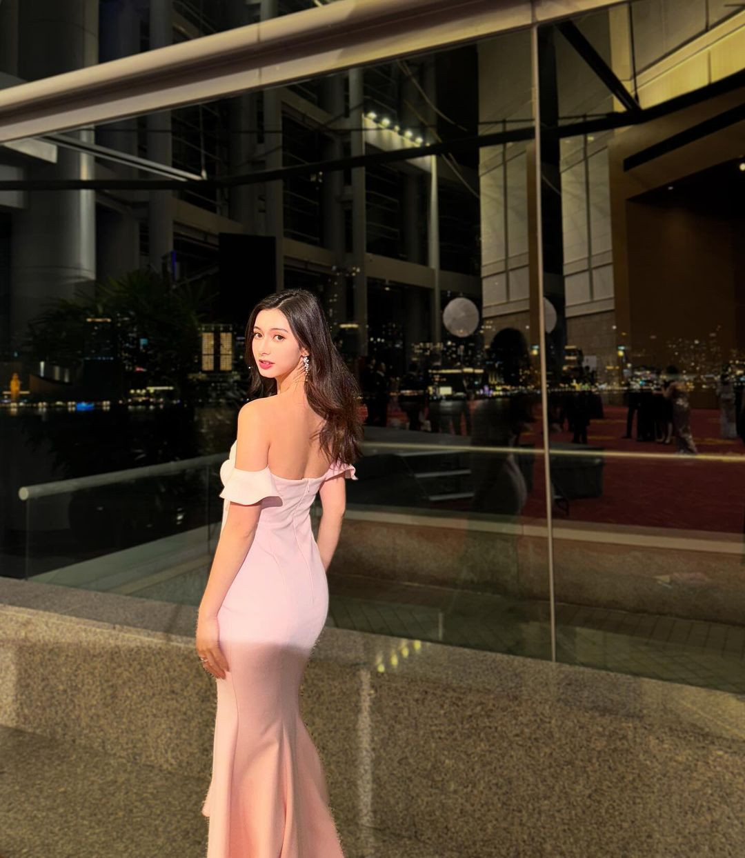 Gương mặt của người đẹp mang nhiều nét lai tây, nhận được sự ủng hộ từ công chúng xứ Cảng Thơm.