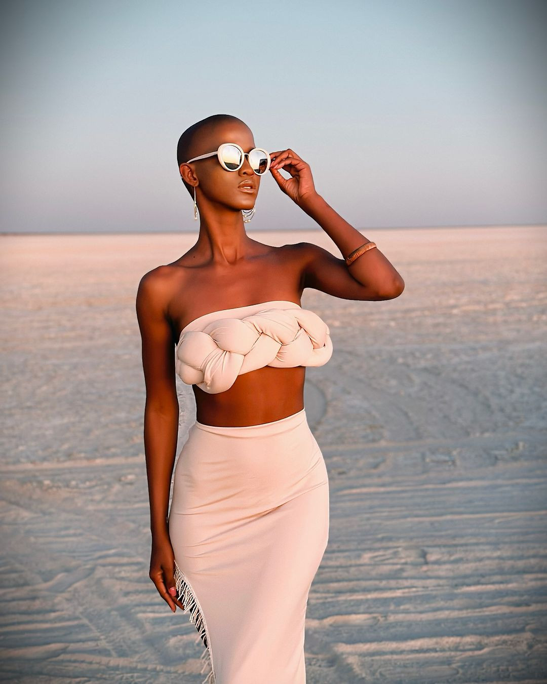 Thanolo Keutlwile hiện là bác sĩ, người mẫu. Cô tốt nghiệp chuyên ngành Phẫu thuật tại Đại học Botswana.