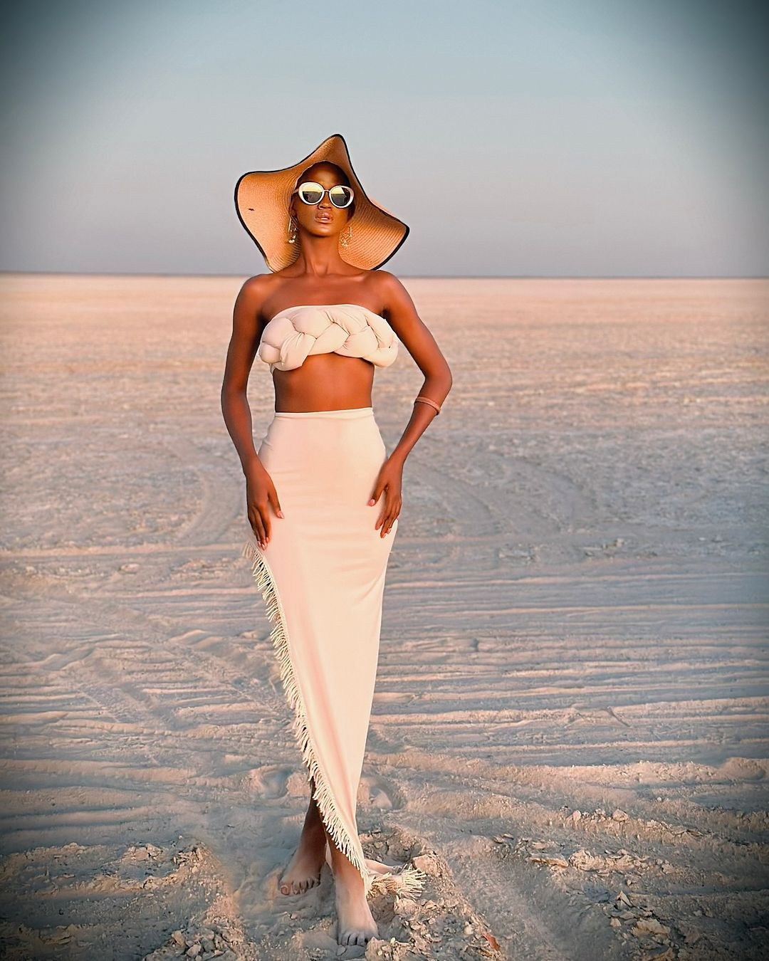 Thanolo Keutlwile hiện là bác sĩ, người mẫu. Cô tốt nghiệp chuyên ngành Phẫu thuật tại Đại học Botswana.