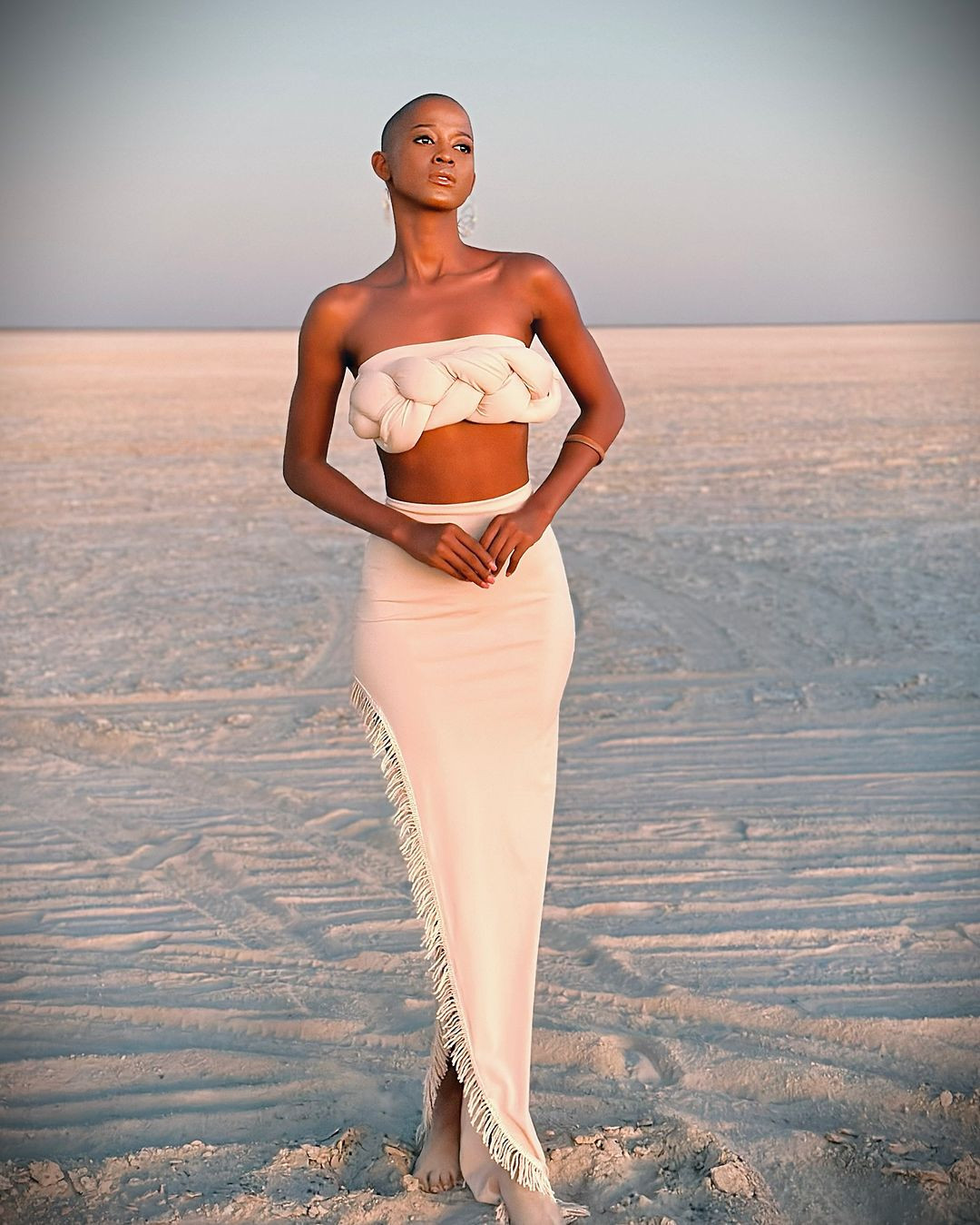 Thanolo Keutlwile hiện là bác sĩ, người mẫu. Cô tốt nghiệp chuyên ngành Phẫu thuật tại Đại học Botswana.