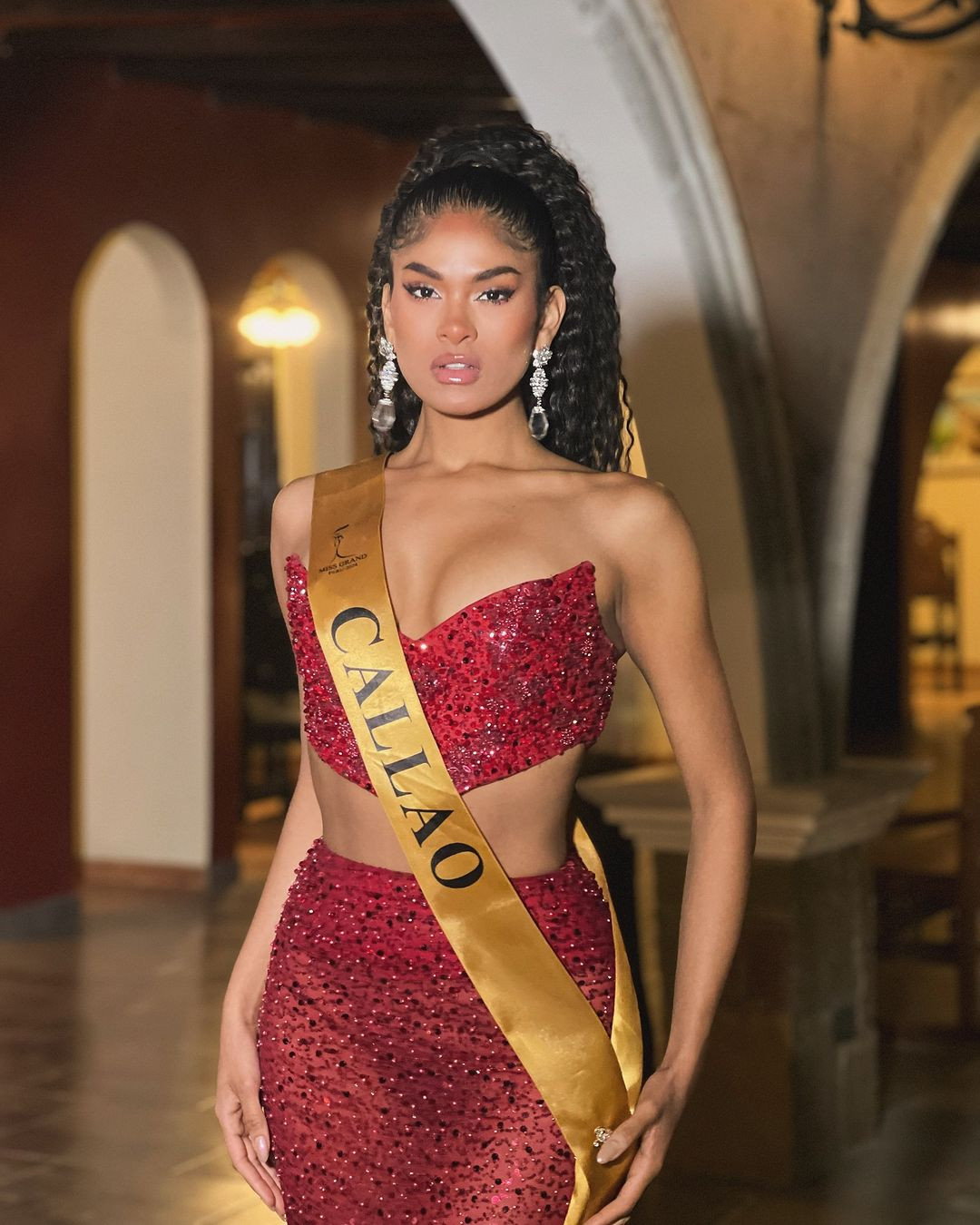 Arlette Rujel năm nay 25 tuổi, cao 1,81 m, đến từ Callao - cùng quê với Luciana Fuster.