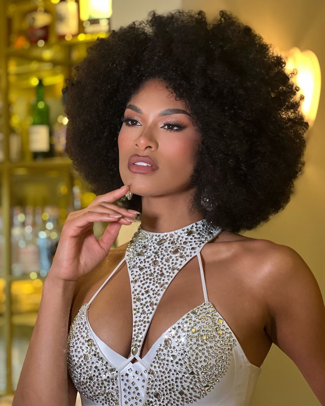 Tân Hoa hậu Hòa bình Peru gây ấn tượng với gương mặt sắc sảo, hiện đại cùng mái tóc xù cá tính và body khỏe khoắn.