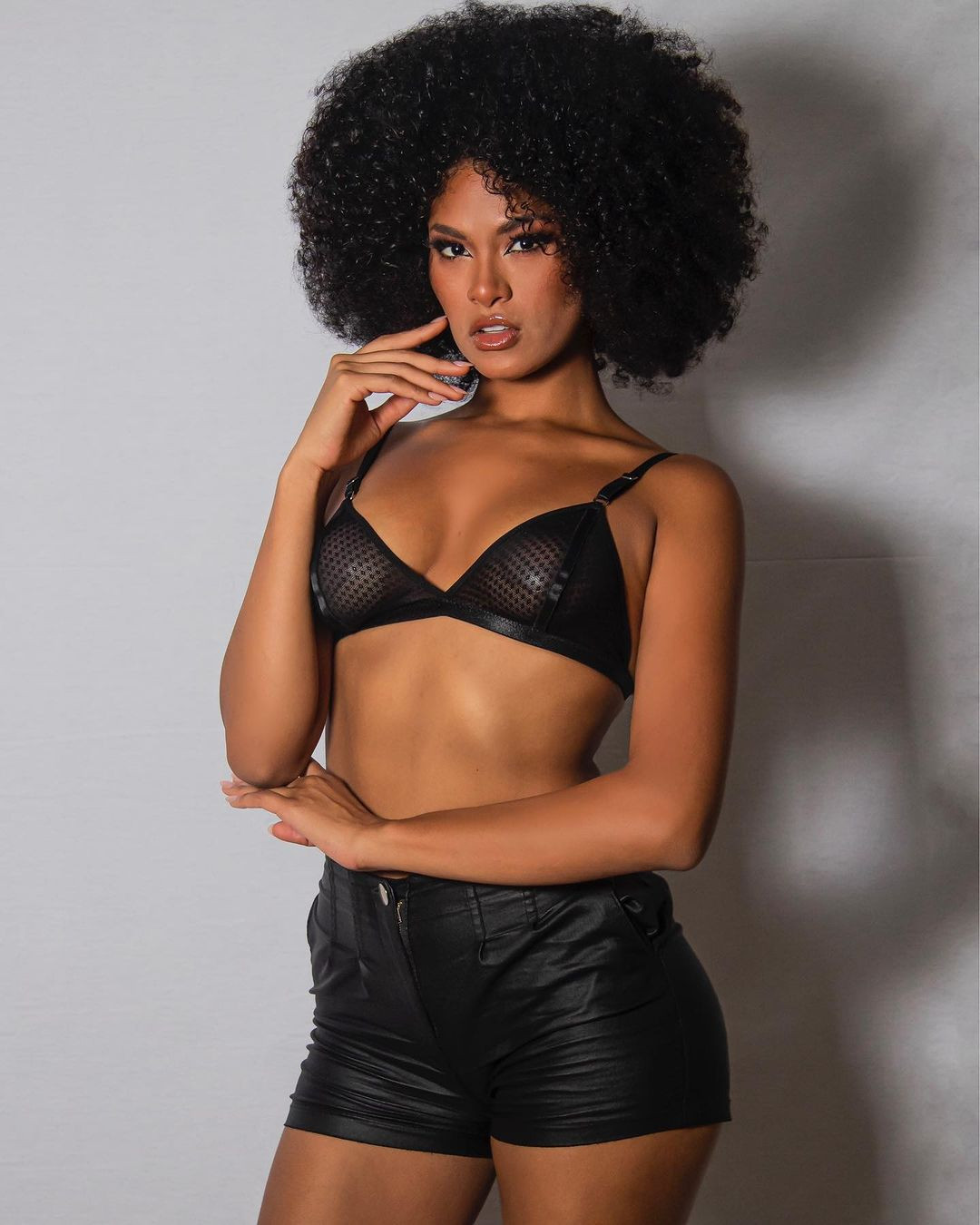 2020 là năm quan trọng trong sự nghiệp của Rujel khi cô giành danh hiệu Hoa hậu Callao và được chọn là một trong những thí sinh được yêu thích trong cuộc thi Hoa hậu Peru. Tại cuộc thi, cô giành được danh hiệu Nuestra Belleza Universal Peru 2020.