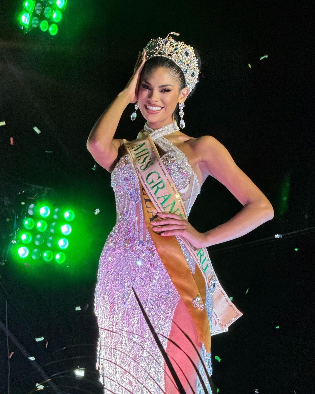 Chung kết Hoa hậu Hòa bình Peru đã diễn ra tối 22/9 với chiến thắng thuộc về người đẹp Arlette Rujel. Cô giành quyền đại diện Peru tham dự Hoa hậu Hòa bình Quốc tế 2024 tổ chức ở Campuchia và Thái Lan vào tháng 10.