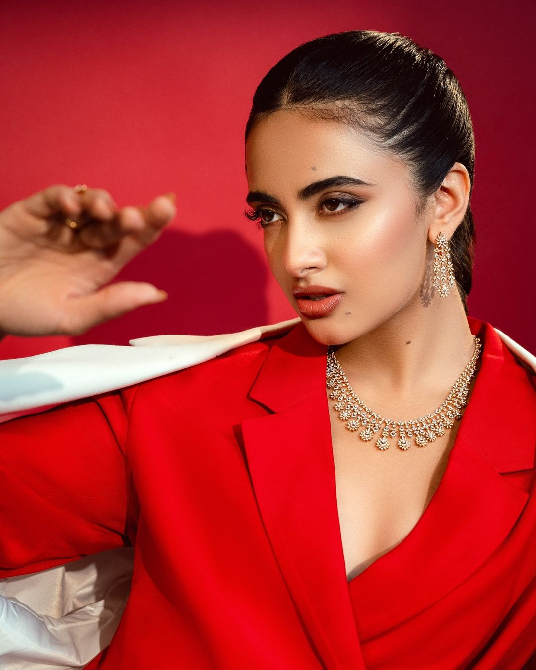 Chiến thắng của Rhea Singha khiến nhiều người bất ngờ vì cô đã vượt qua ứng viên nặng ký là Chhavi Verg - Á hậu 1 Hoa hậu Mỹ 2017 để giành vương miện cao quý. Chung cuộc, Chhavi Verg về đích ở vị trí Á hậu 2 trong chung kết Hoa hậu Hoàn vũ Ấn Độ 2024 khiến nhiều khán giả tiếc nuối. Chiến thắng của Rhea Singha khiến nhiều người bất ngờ vì cô đã vượt qua ứng viên nặng ký là Chhavi Verg - Á hậu 1 Hoa hậu Mỹ 2017 để giành vương miện cao quý. Chung cuộc, Chhavi Verg về đích ở vị trí Á hậu 2 trong chung kết Hoa hậu Hoàn vũ Ấn Độ 2024 khiến nhiều khán giả tiếc nuối.