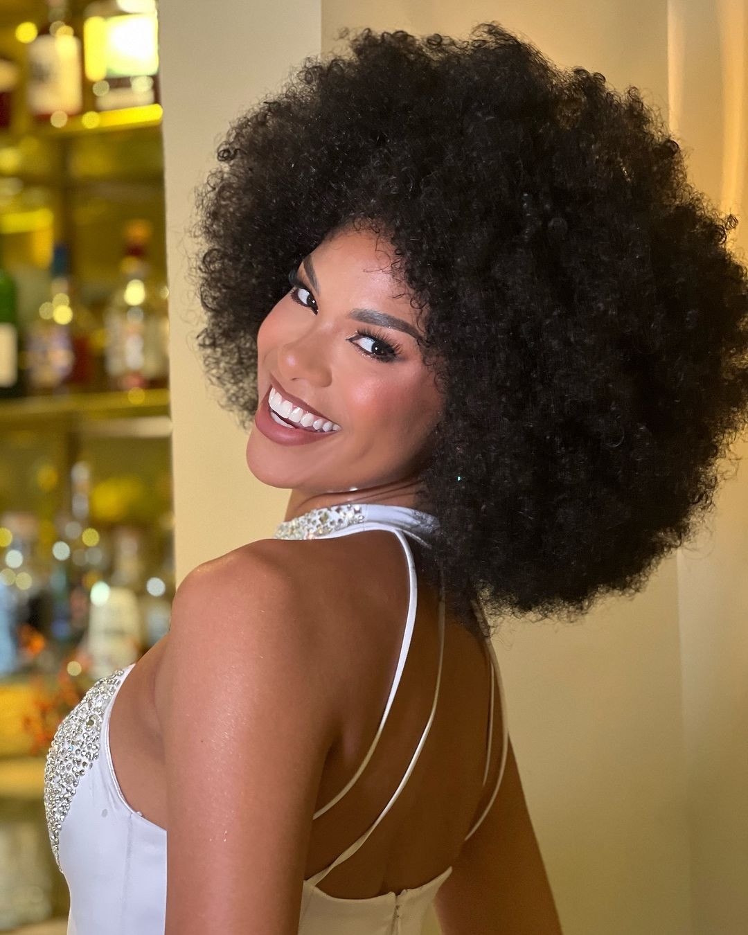 Tân Hoa hậu Hòa bình Peru gây ấn tượng với gương mặt sắc sảo, hiện đại cùng mái tóc xù cá tính và body khỏe khoắn.