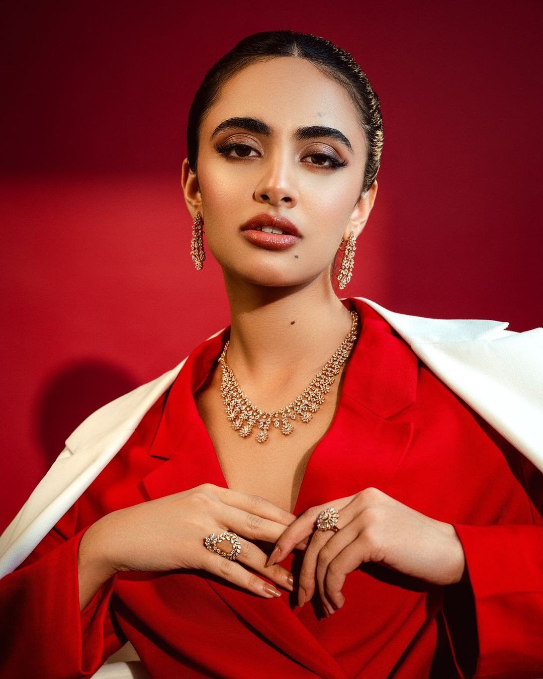 Chiến thắng của Rhea Singha khiến nhiều người bất ngờ vì cô đã vượt qua ứng viên nặng ký là Chhavi Verg - Á hậu 1 Hoa hậu Mỹ 2017 để giành vương miện cao quý. Chung cuộc, Chhavi Verg về đích ở vị trí Á hậu 2 trong chung kết Hoa hậu Hoàn vũ Ấn Độ 2024 khiến nhiều khán giả tiếc nuối. Chiến thắng của Rhea Singha khiến nhiều người bất ngờ vì cô đã vượt qua ứng viên nặng ký là Chhavi Verg - Á hậu 1 Hoa hậu Mỹ 2017 để giành vương miện cao quý. Chung cuộc, Chhavi Verg về đích ở vị trí Á hậu 2 trong chung kết Hoa hậu Hoàn vũ Ấn Độ 2024 khiến nhiều khán giả tiếc nuối.