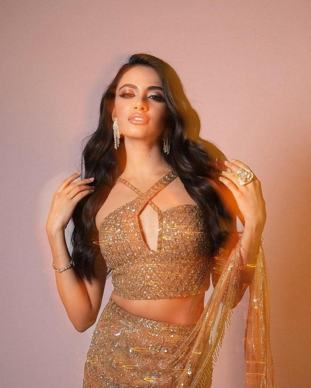 Rhea Singha năm nay 19 tuổi, là người mẫu, diễn viên, doanh nhân và diễn giả. Rhea Singha năm nay 19 tuổi, là người mẫu, diễn viên, doanh nhân và diễn giả.