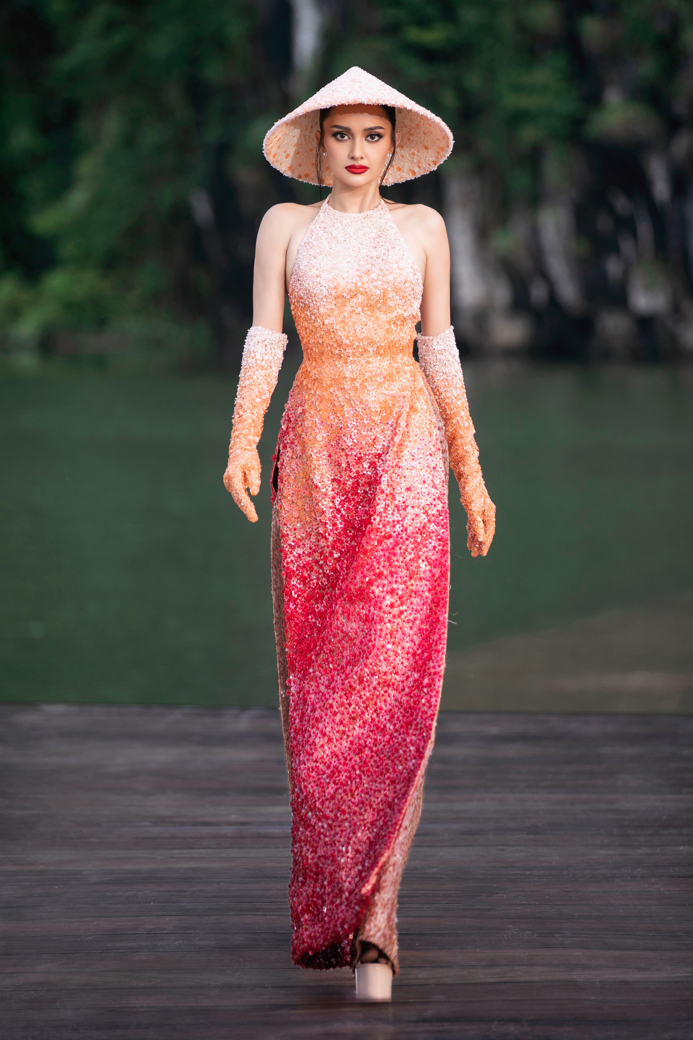 Á hậu 1 Hoa hậu Quốc tế 2018 Maria Ahtisa Manalo gây chú ý khi đội nón lá, mặc thiết kế áo dài cách tân có màu sắc độc đáo trên sàn diễn. Người đẹp ghi điểm với thần thái sắc lạnh và những bước catwalk uyển chuyển.