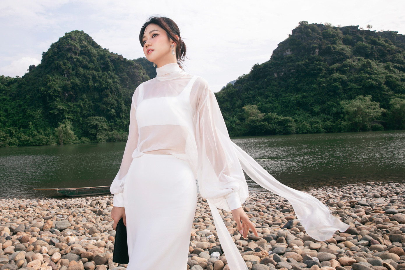 Á hậu Thanh Tú diện váy trắng nền nã khi tham dự sự kiện. Đây là lần hiếm hoi người đẹp xuất hiện tại sự kiện thời trang. Hiện cô tập trung kinh doanh và chăm sóc gia đình nhỏ với hai con trai.