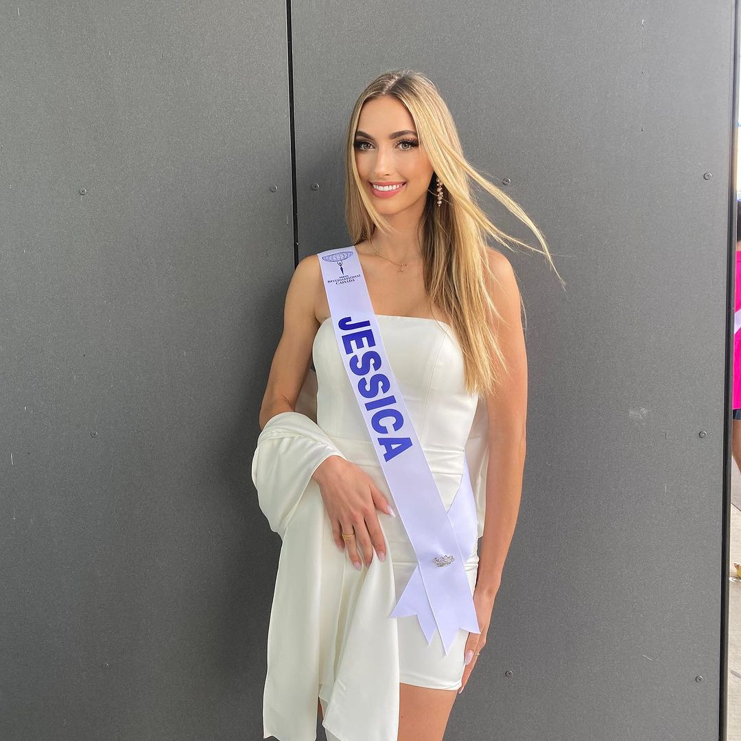 Jessica đã tốt nghiệp Đại học Trinity Western với thành tích xuất sắc trong các nghiên cứu về vận động học. Cô cũng từng dẫn dắt đội bóng chuyền của trường giành được ba chức vô địch.