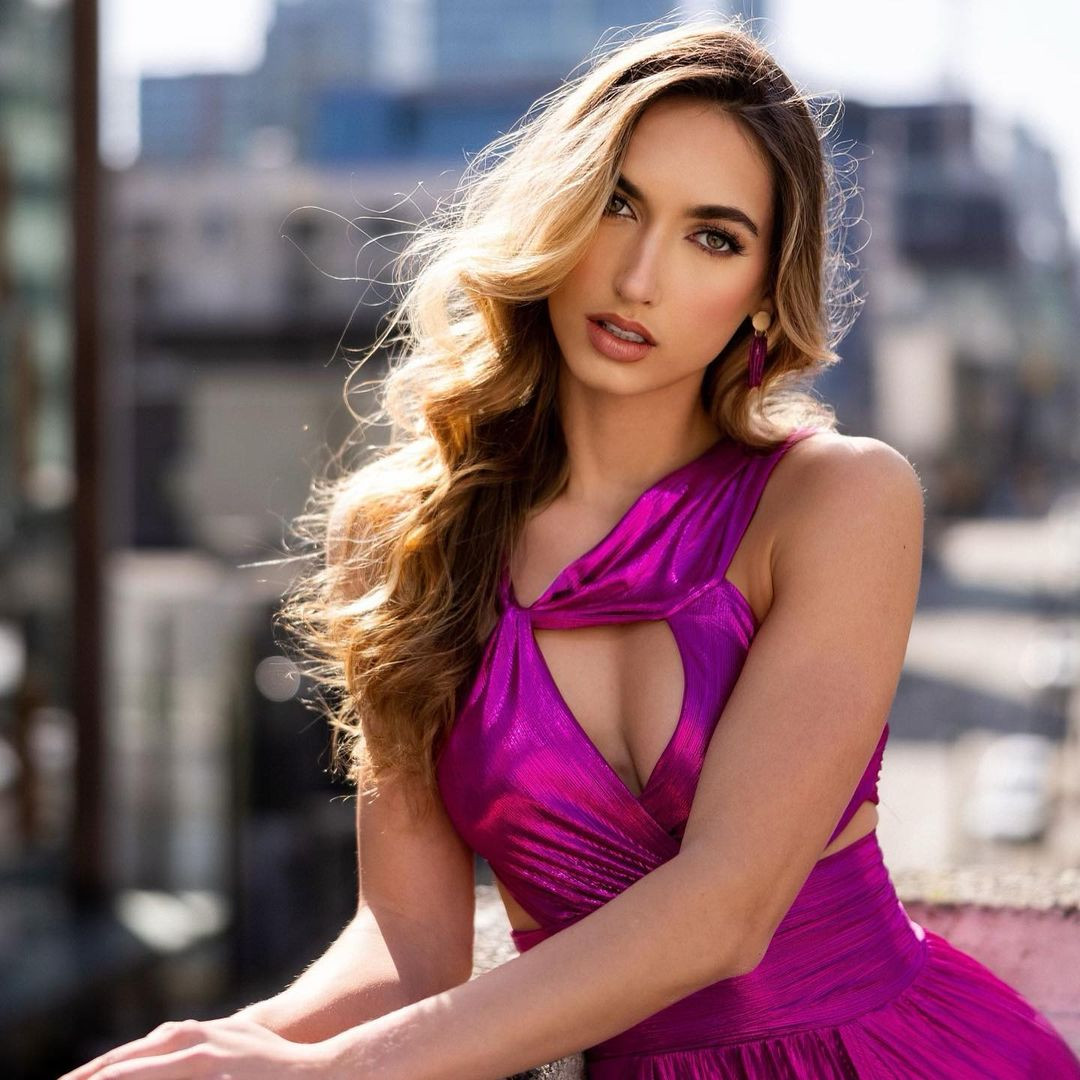 Jessica đã được Thị trưởng Toronto và Thị trưởng Langley công nhận vì công tác từ thiện của cô trong cộng đồng. Người đẹp từng nhận giải thưởng Melles-Bahta Servant Leadership từ đại học của cô cho nhiều sự kiện từ thiện mà cô khởi xướng.