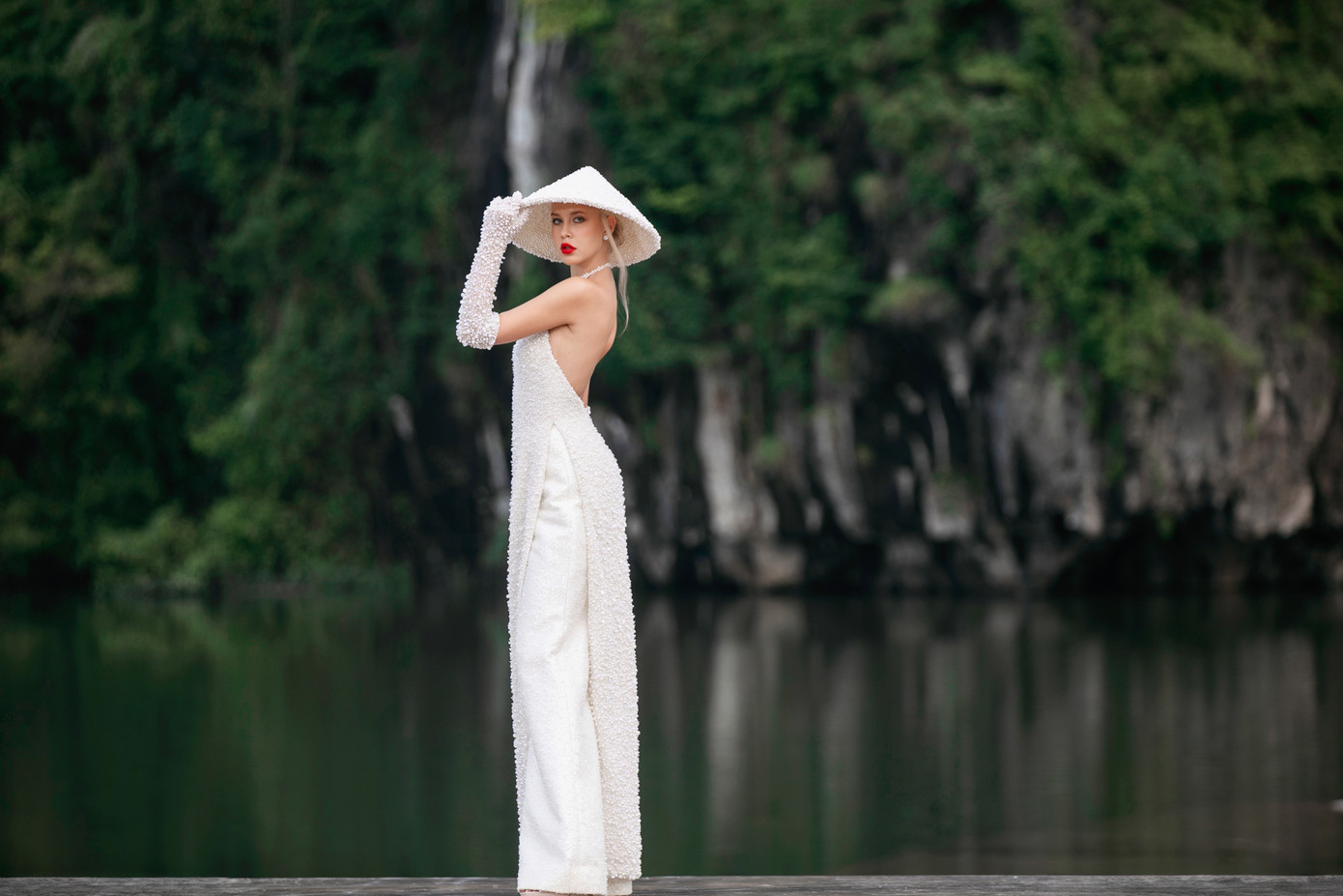 Các thí sinh quốc tế trình diễn những mẫu áo dài cách điệu đẹp mắt.