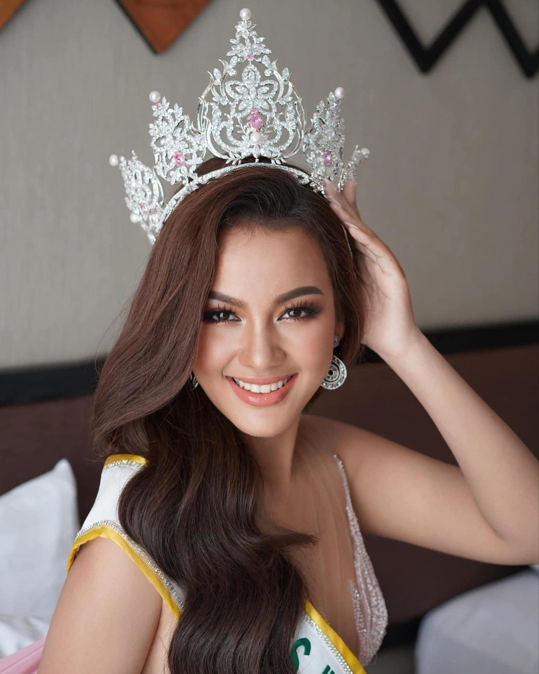 Shasikone Shasit có vẻ đẹp ngọt ngào, thanh lịch được nhận xét phù hợp với tiêu chí của Hoa hậu Quốc tế.