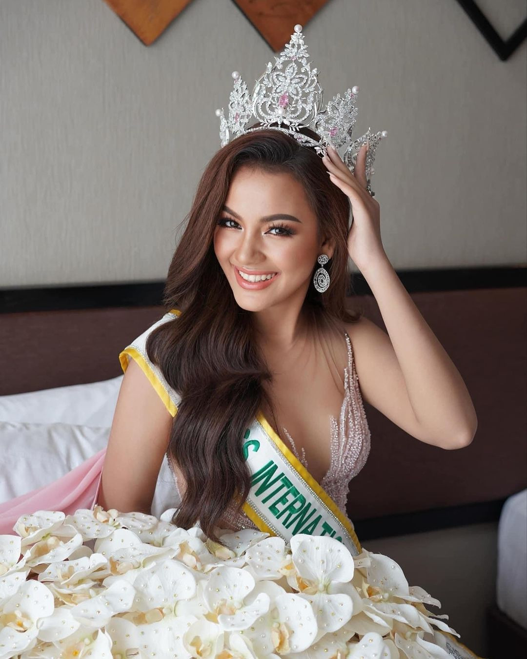 Shasikone Shasit có vẻ đẹp ngọt ngào, thanh lịch được nhận xét phù hợp với tiêu chí của Hoa hậu Quốc tế.