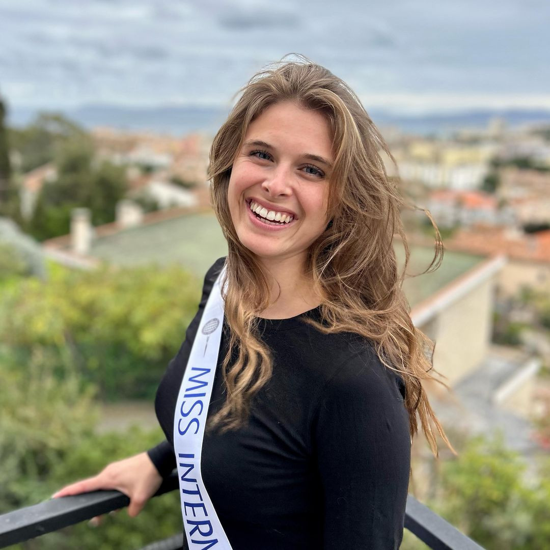 Người đẹp chia sẻ sau khi đăng quang: "Tôi vô cùng tự hào khi được bầu làm Hoa hậu Quốc tế Pháp. Đây là trải nghiệm khó quên, đánh dấu sự khởi đầu của một hành trình đáng kinh ngạc. Tôi rất vinh dự khi được đại diện cho đất nước xinh đẹp của chúng ta trên đấu trường quốc tế tại Nhật Bản".