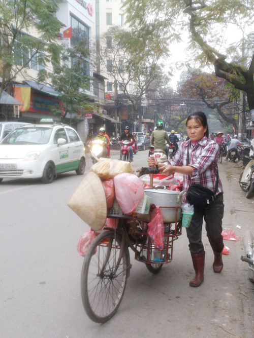 Những người bán hàng rong này đều là người nghèo, tranh thủ những lúc mùa vụ rảnh rỗi lên Hà Nội bán hàng rong, làm thuê để kiếm thêm đồng tiền lo cho gia đình, con cái. Ảnh: Tuấn Nguyễn
