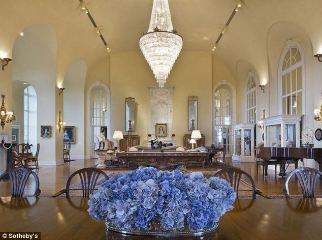  Căn hộ penthouse bao gồm 3 tầng, 16 phòng ngủ, 5 lò sưởi và 6 phòng tắm này đang được rao bán với giá 125 triệu USD