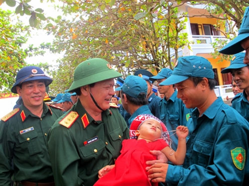 Thượng tướng Nguyễn Thành Cung, Ủy viên Trung ương Đảng, Ủy viên Thường vụ Quân ủy Trung ương, Thứ trưởng Bộ Quốc phòng đến thăm quân và dân thị trấn Trường Sa Lớn vào chiều 26/11/2013