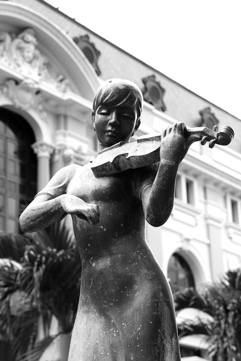 Ở quảng trường Nhà hát thành phố. Ảnh: Lê Trung