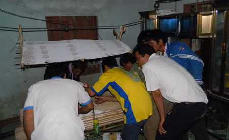 Người dân tập trung bên thi thể cháu bé