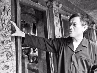 Các chi tiết tinh xảo được điêu khắc trên cột đá tại đền Trần. Ảnh: Minh Đức