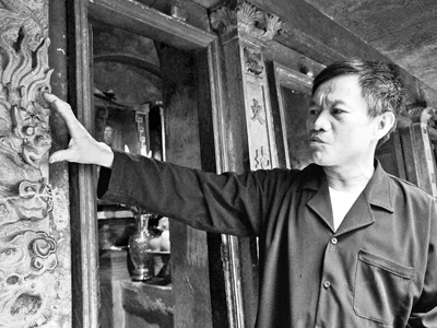 Các chi tiết tinh xảo được điêu khắc trên cột đá tại đền Trần. Ảnh: Minh Đức