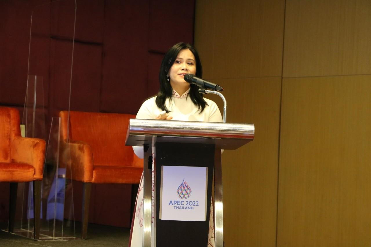 Bà Trần Hoàng Phú Xuân - Trình bày tại hội nghị BCG Symposium Bà Trần Hoàng Phú Xuân - Trình bày tại hội nghị BCG Symposium